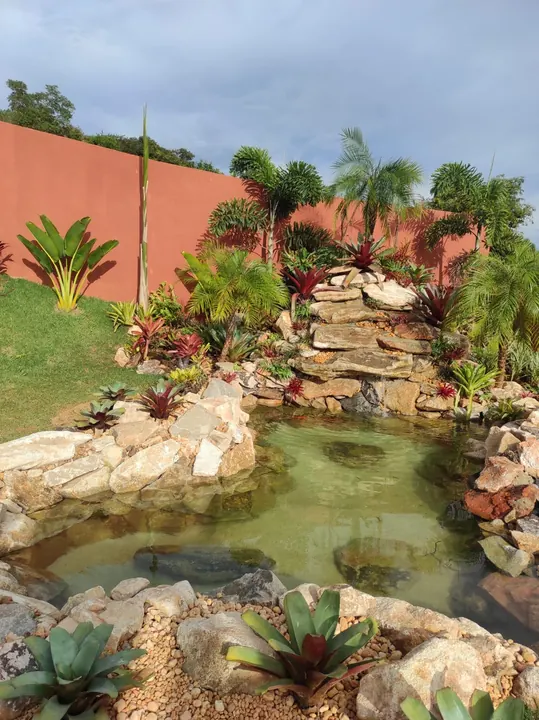 Cascata de pedras em lago ornamental residencial