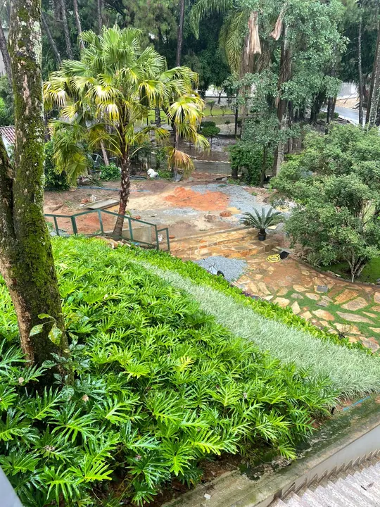 Paisagismo em terreno inclinado com caminhos e forrações