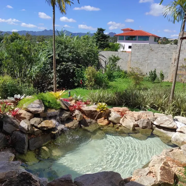 Lago ornamental integrado ao paisagismo residencial