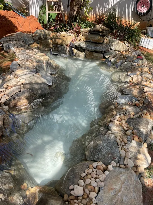 Lago ornamental em construção com pedras naturais