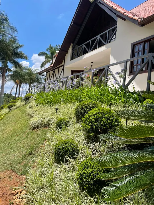 Paisagismo residencial valorizando fachada e área externa